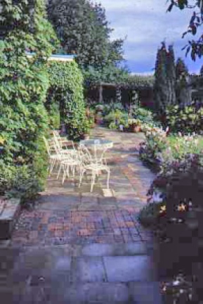 Soft brick & natural stone terrace